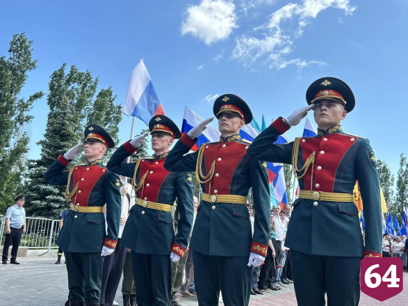 В парке Победы Саратова под гимн подняли флаг России