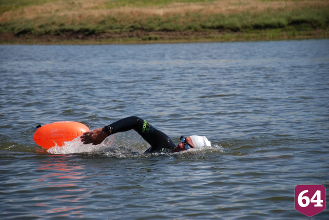 Пятеро саратовцев устроили 5-часовой заплыв на реке Малый Узень